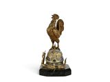 statue d'un coq posé sur une tortue, sur fond blanc