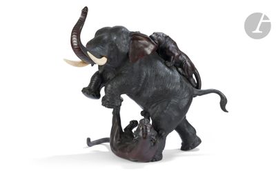 statue d'un éléphant muni de défenses et d'une selle sur le dos