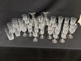 un grand nombre de verres posés sur une table