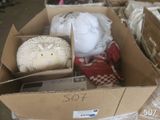 une boîte remplie de peluches posée par terre