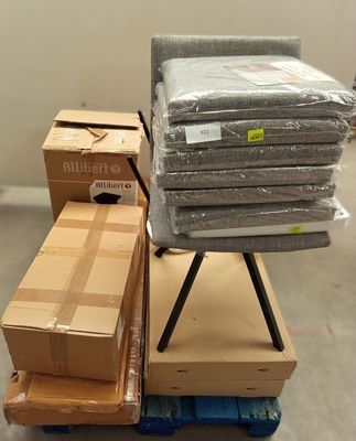 une pile de boîtes sur une palette dans un entrepôt