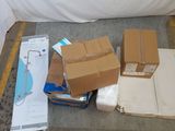 de nombreux cartons posés par terre les uns à côté des autres