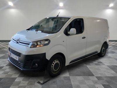 la camionnette blanche est garée sur le sol en damier d'une pièce