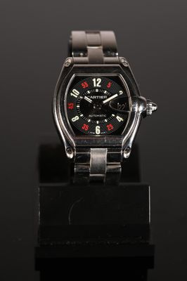 gros plan d'une montre sur une surface noire