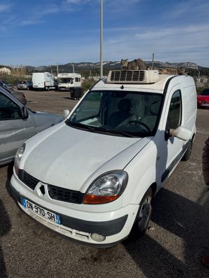 une camionnette blanche garée dans un parking à côté d'autres voitures