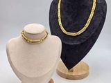 deux mannequins et un collier exposés dans une vitrine