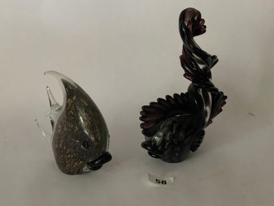 deux figurines assises l'une à côté de l'autre