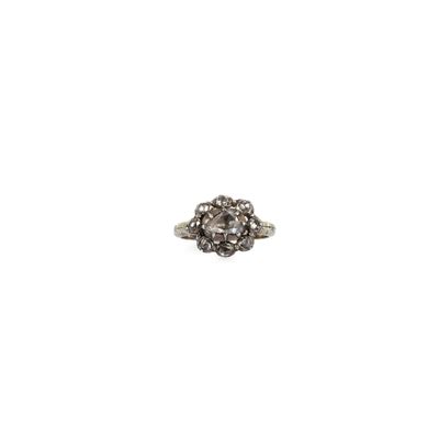 gros plan d'une bague en diamant sur fond blanc