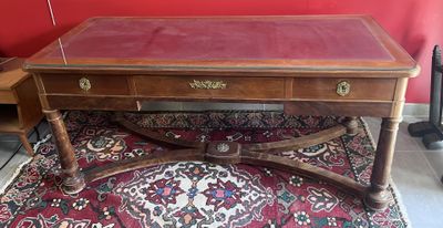 Bureau plat acajou à entretoise style Empire dessus verre (L…