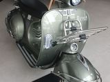 un scooter garé dans un garage