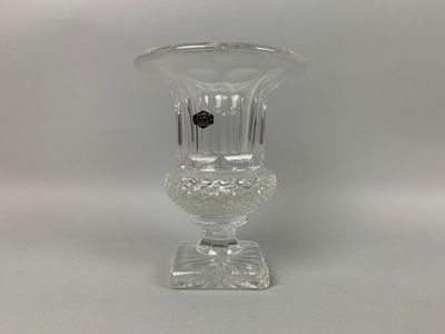 SAINT-LOUIS - VASE 'Médicis' en cristal moulé à décor de poi…