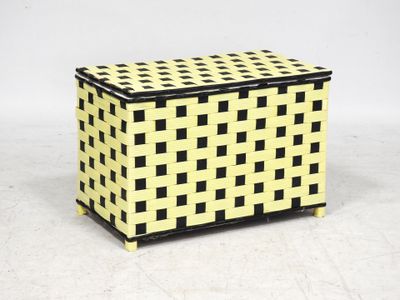 une image représentant une boîte à carreaux jaunes et noirs sur un fond blanc