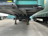 une semi-remorque verte garée sur un parking