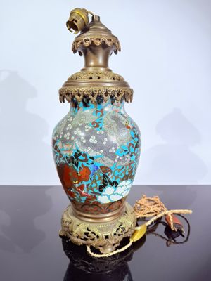 un vase posé sur une table sur laquelle est représenté un dragon
