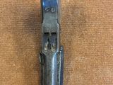 un pistolet posé sur une table