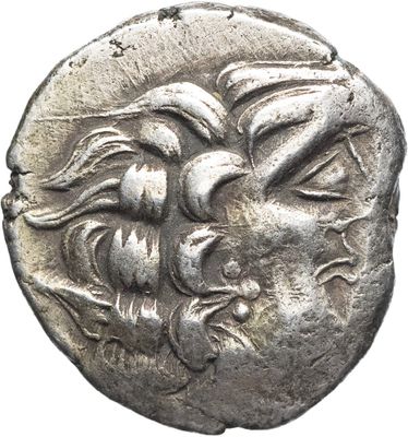 gros plan d'une pièce d'argent avec un visage dessus