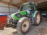 un tracteur garé dans un bâtiment