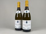 deux bouteilles de vin posées l'une à côté de l'autre sur une table