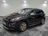 la voiture noire est garée dans le garage sur le sol en damier