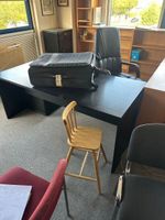 Deux tables noires + deux bureaux droits + six chaises + deu… (photo 3)