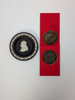 une image montrant une assiette sur laquelle figure l'image d'un homme, à côté d'une autre assiette sur laquelle figure également l'image d'un homme