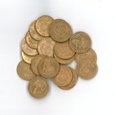 une pile de pièces d'or sur une surface blanche