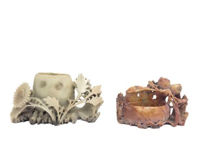 deux petits vases posés l'un à côté de l'autre sur une surface blanche
