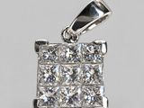 gros plan d'un pendentif en diamant sur fond blanc