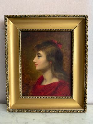 portrait d'une jeune fille en robe rouge dans un cadre doré