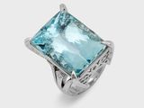 Gros plan sur une bague contenant une pierre bleue