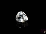 gros plan d'un diamant blanc sur une surface noire
