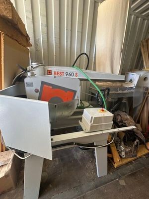 la photo d'une machine qui se trouve dans un garage