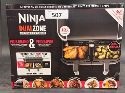 emballage représentant une boîte noire et blanche avec l'image d'un grill et d'une assiette de nourriture