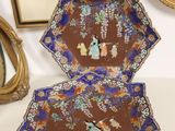 deux assiettes posées sur une table à côté d'un miroir
