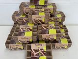 beaucoup de boîtes de chocolats posées sur une table