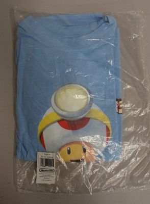 Le t-shirt est bleu et il y a l'image d'un homme avec un chapeau dessus.