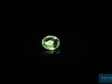 des tourmalines vertes sur un fond noir