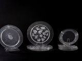 trois assiettes en verre posées sur une table noire