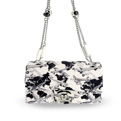 Le sac à main à motifs floraux noir et blanc est suspendu à une chaîne