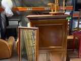 une armoire en bois surmontée d'un miroir