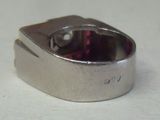 une bague en argent sertie d'une pierre rouge