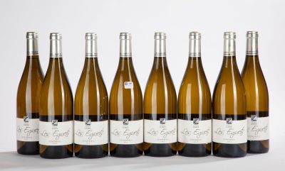 six bouteilles de vin sont alignées sur une surface blanche
