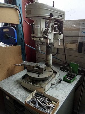 une machine posée sur une table