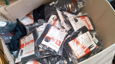 une boîte en carton contenant toutes sortes d'objets