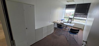 UN ENSEMBLE COMPRENANT : UN BUREAU D'ANGLE 160 X 80 X73 CM R…