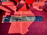 l'intérieur d'une voiture rouge avec une moquette rouge et des sièges rouges