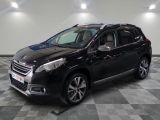la voiture noire est garée sur un sol en damier dans le garage