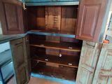 une armoire ouverte au milieu d'une pièce