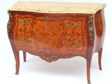 une petite commode avec un plateau en marbre