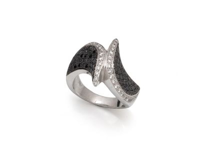 une image représentant une bague sertie de diamants noirs et blancs sur fond blanc